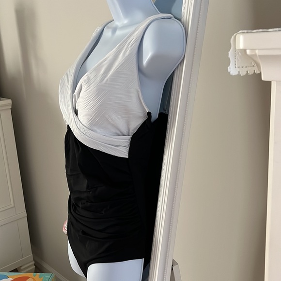 Sea Levels Australia swimsuit - Picture 3 of 12